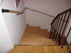 Treppe mit zwei Handläufen